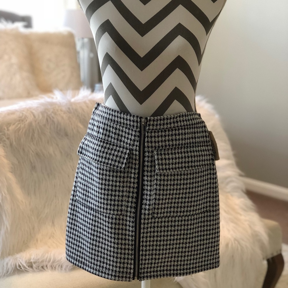 Black and white patterned mini skirt